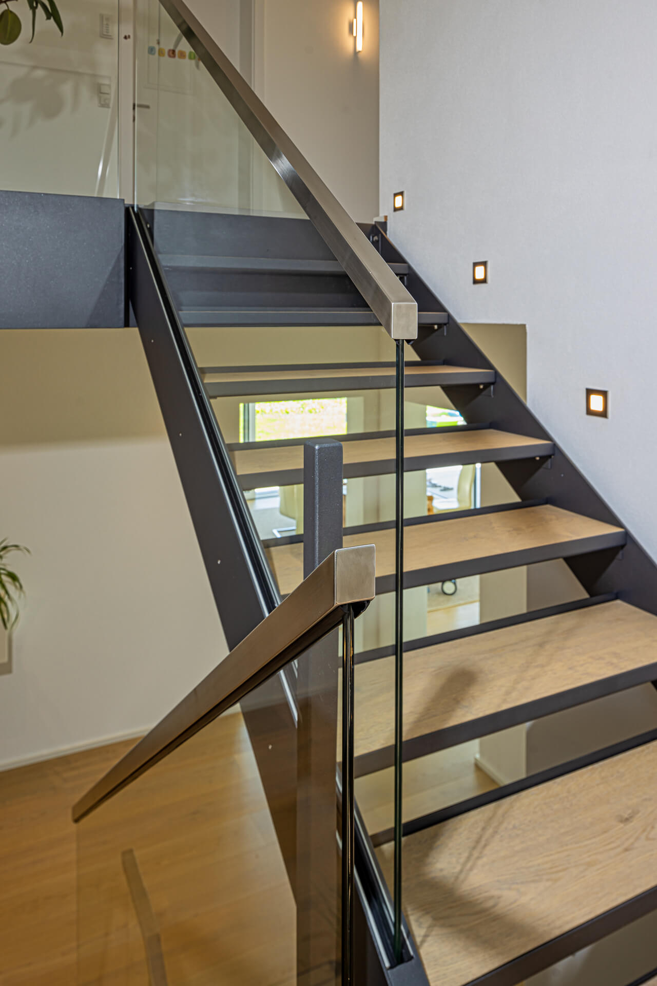 Treppengeländer Glas mit Handlauf aus Stahl
